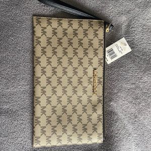 Michael kors LG zip clutch wristlet
